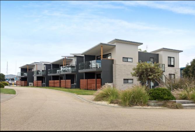 Captains Cove 1St Floor Spa Luxury Apartments - Free Netflix Paynesville Luaran gambar
